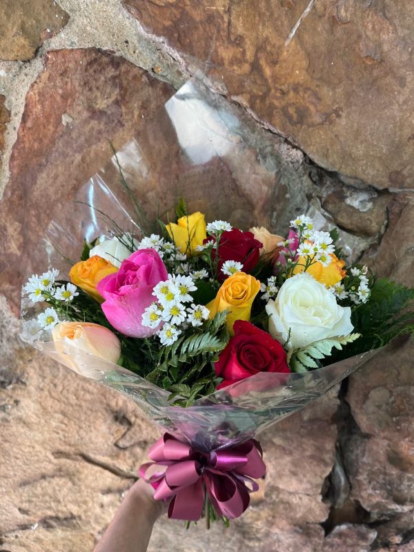 Buquê Nacional 12 rosas coloridas
