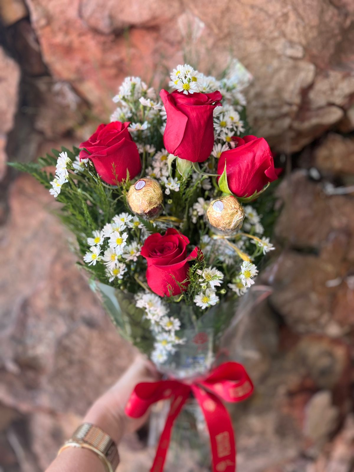 buque braçada 4 rosas e chocolate