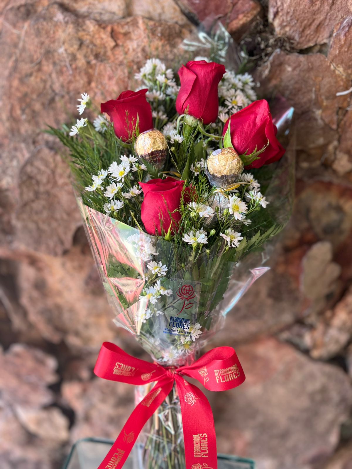 buque braçada 4 rosas e chocolate2 Buque braçada 4 rosas e chocolate