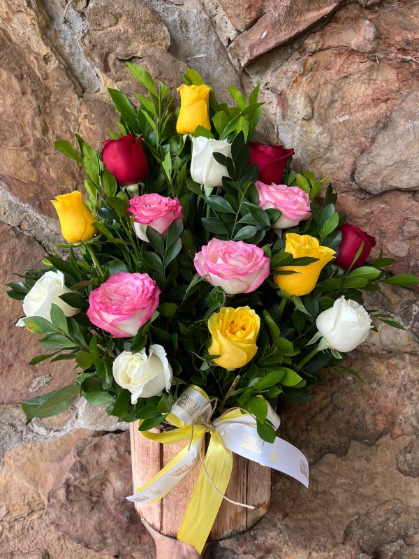 ARRANJO ENCANTO COM 15 ROSAS COLORIDAS