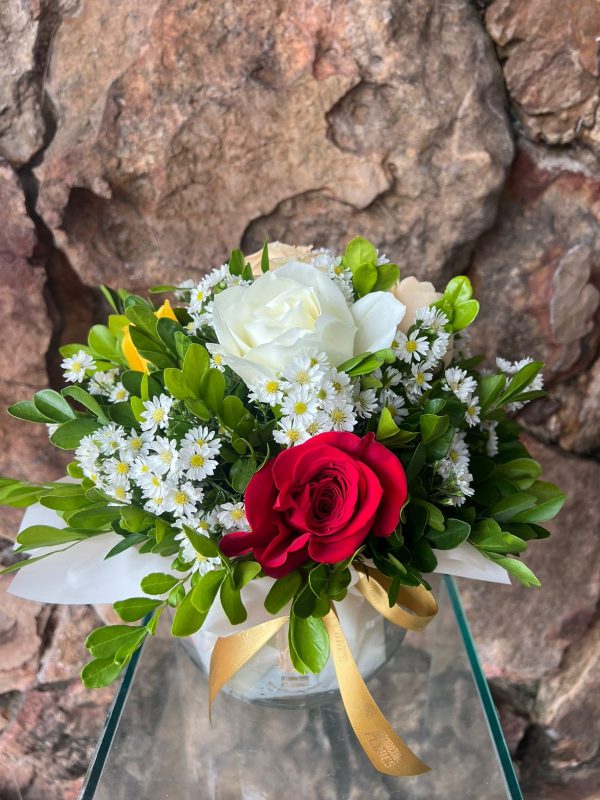 ARRANJO ROSAS COLORIDAS NO VIDRO