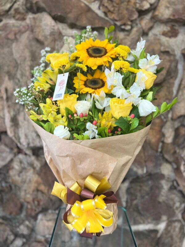 Buquê na base flores nobres amarelado