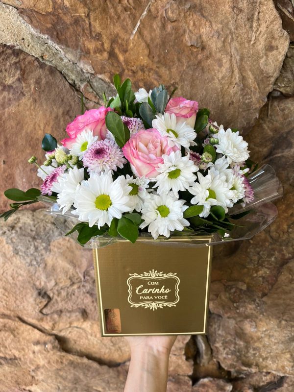 Arranjo “Com Carinho Para Você” Flores Campestres e Rosas