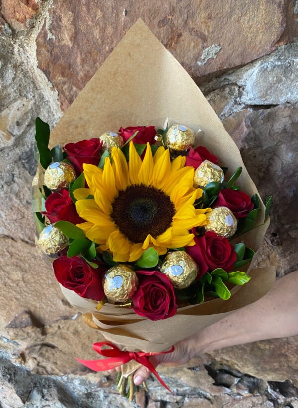 BUQUÊ KRAFT ROSAS E GIRASSOL COM CHOCOLATE