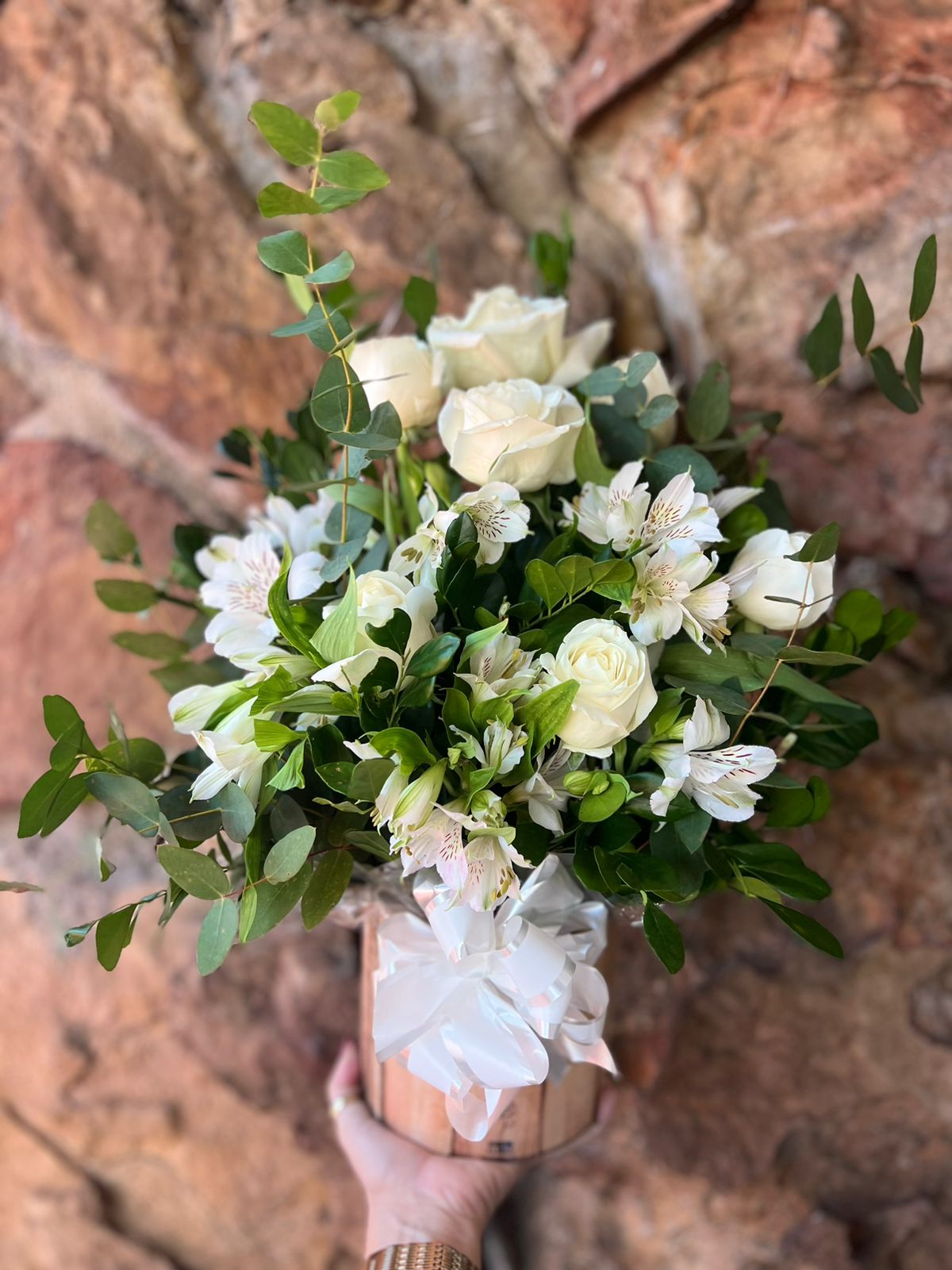 arranjo rosas e astromelias brancas