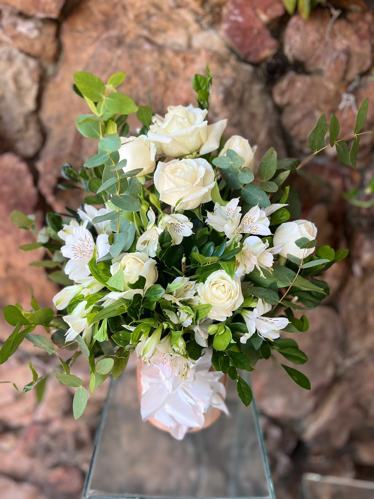 arranjo rosas e astromelias brancas2