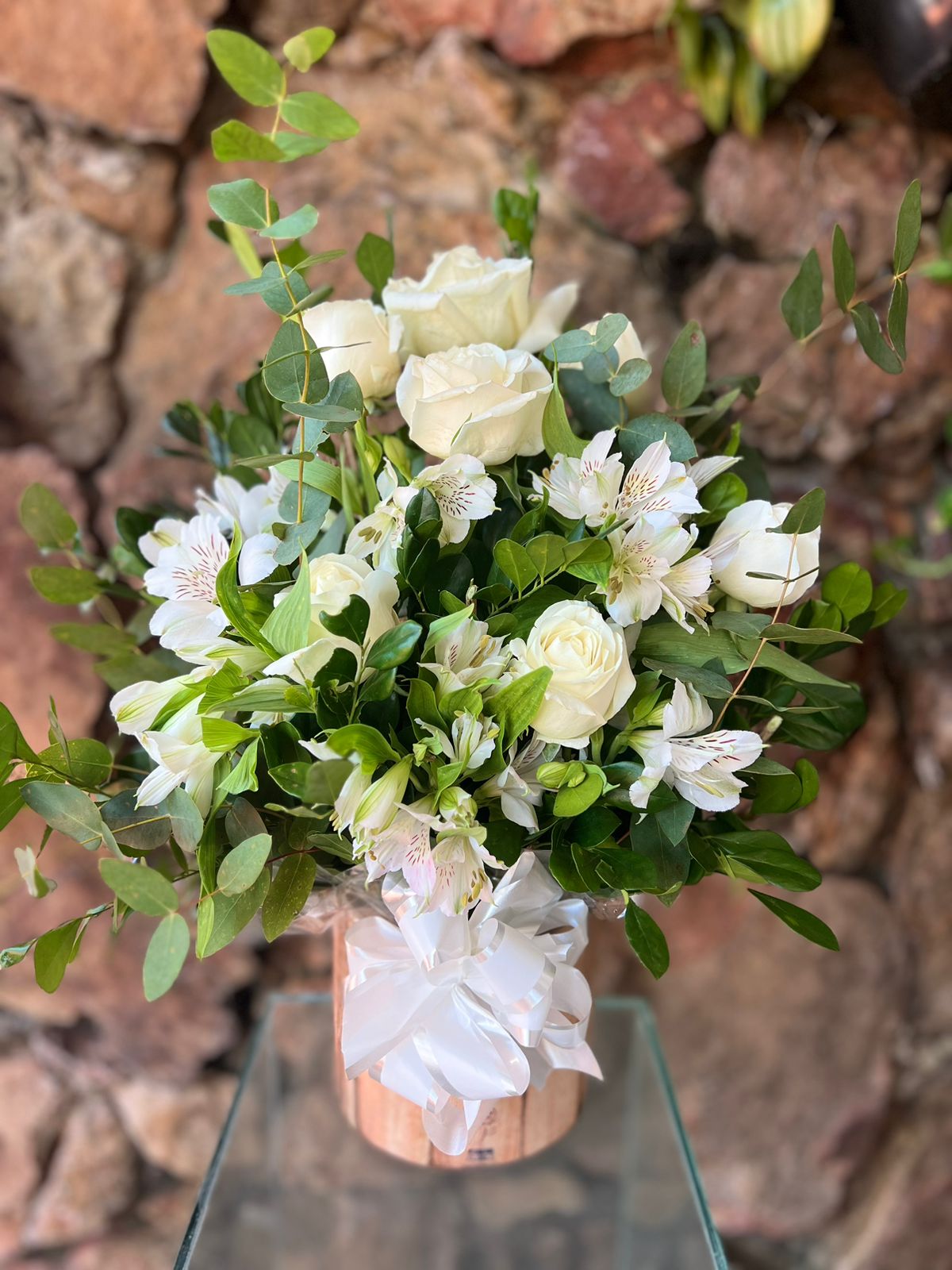 arranjo rosas e astromelias brancas3