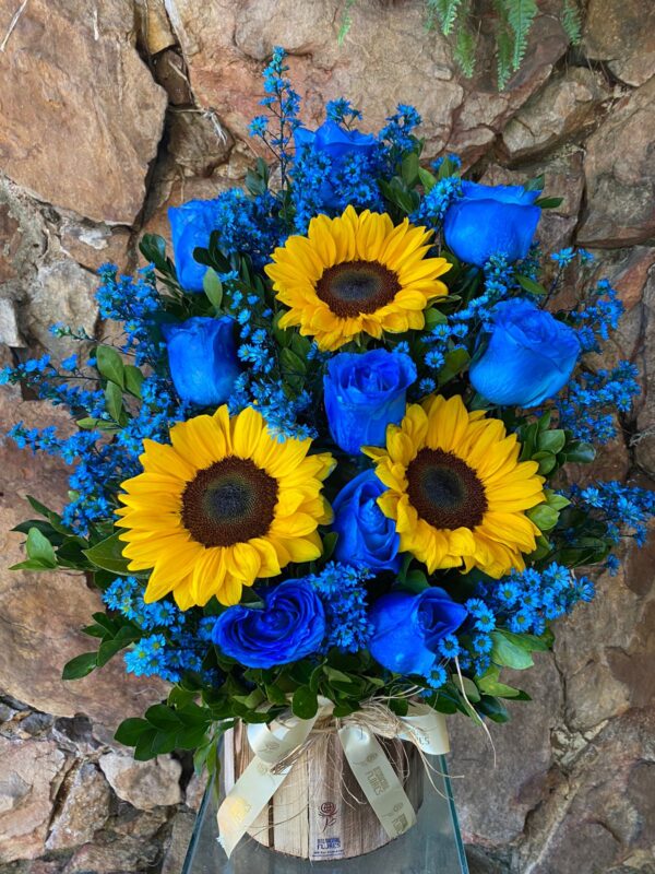 ARRANJO FRENTE ROSAS AZUL E GIRASSOL