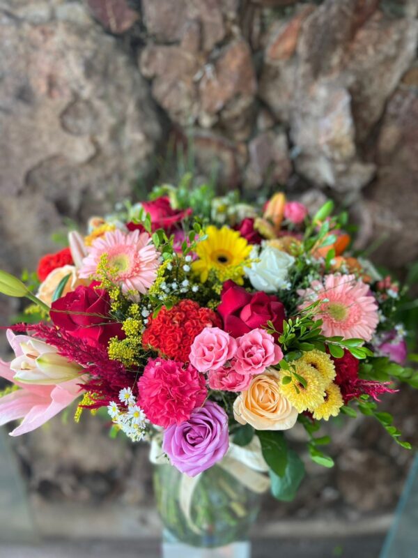 Arranjo Flores Nobres Colorido em Vaso de Vidro
