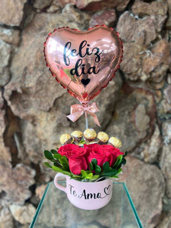 ARRANJO CANECA JUMBO COM ROSAS VERMELHAS CHOCOLATE E BALÃO
