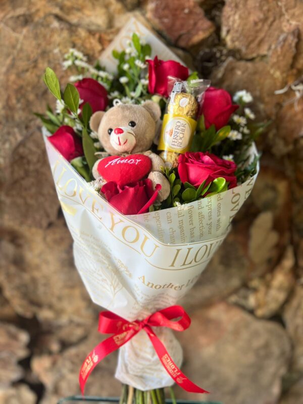 BUQUE BRAÇADA COM 6 ROSAS VERMELHAS CHAVEIRO PELUCIA E CHOCOLATE FERRERO T3