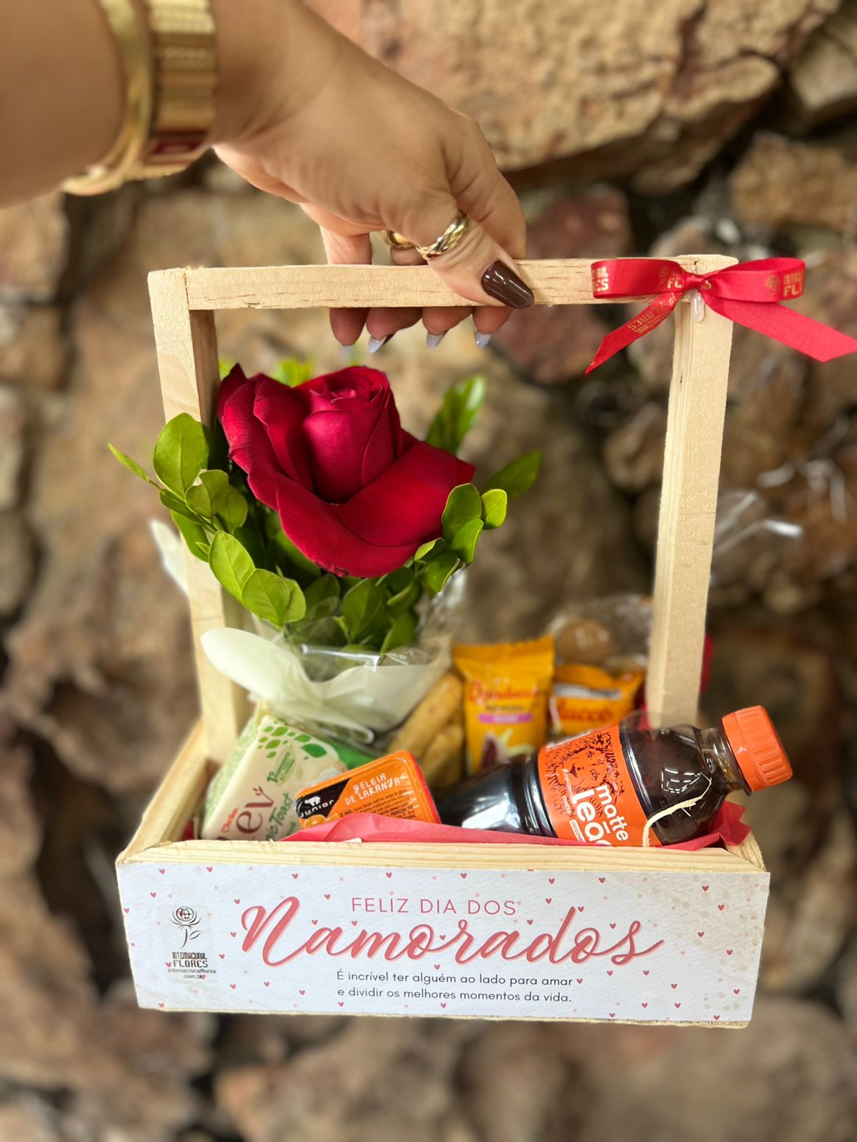 CESTA LANCHE DIA DOS NAMORADOS3 cesta com lanches, chá, rosa colombiana dia dos namorados