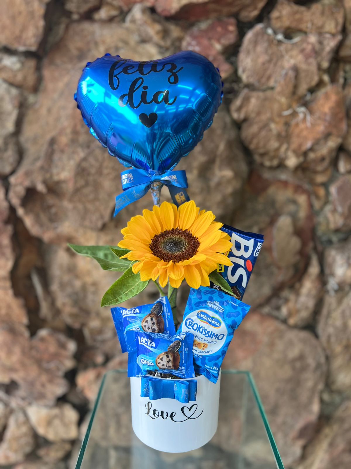 box girassol feliz dia azul5 arranjo box com girassol balão chocolate e amendoim