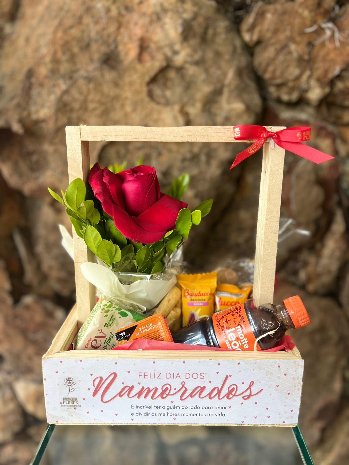 cesta lanche dia dos namorados4 cesta de lanche com chá e biscoitos "feliz dia dos namorados" e rosa colombiana