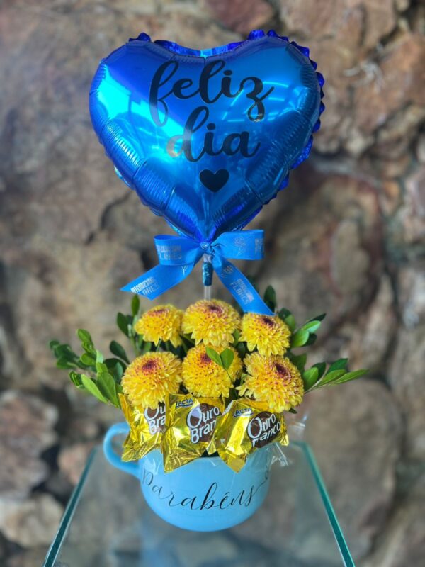 Arranjo Caneca Jumbo Azul Flor Campo, chocolate e Balão “Parabéns”