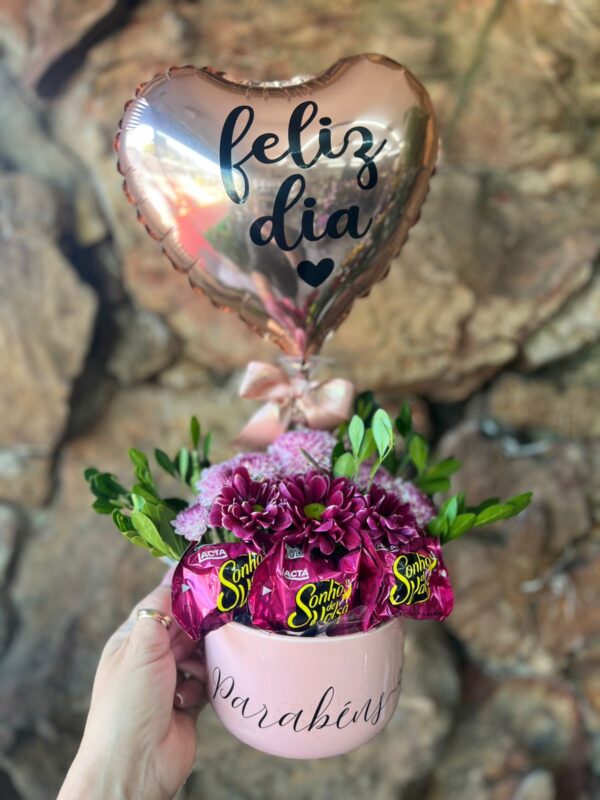 Arranjo Caneca Jumbo Rosa Flor Campo, chocolate e Balão “Parabéns”