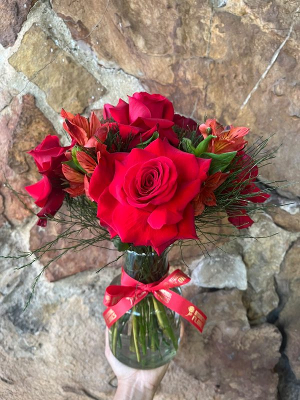 Buquê no vidro 6 rosas e astromelias