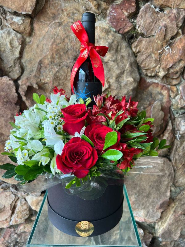 ARRANJO BOX FLORES MISTAS COM VINHO