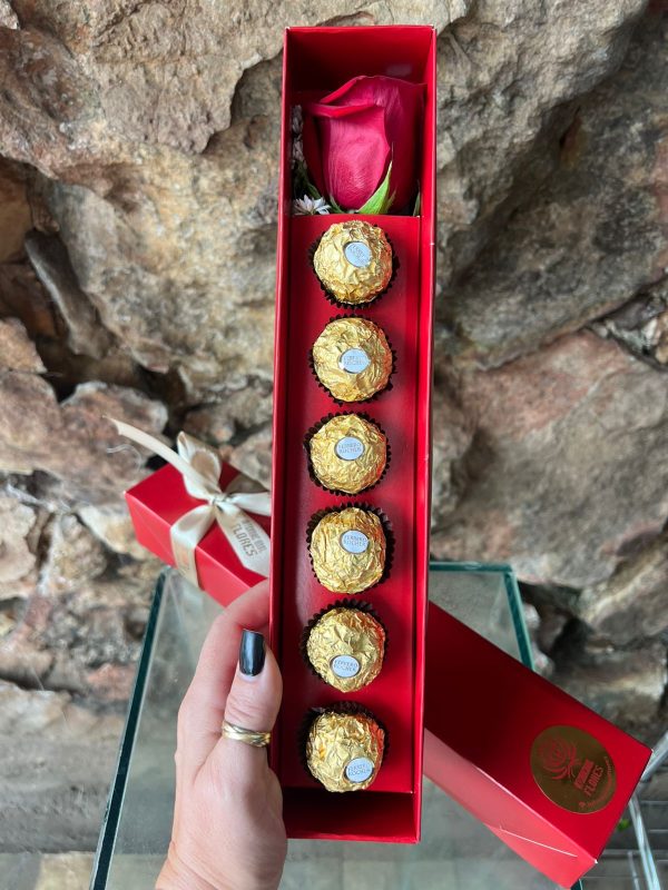 Rosa unitária na caixa com Bombom Ferrero