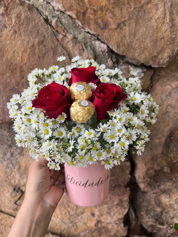 Arranjo Caneca com 3 rosas e chocolate