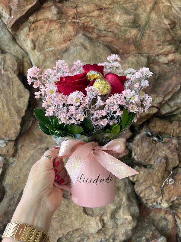 Arranjo Caneca com 3 rosas e chocolate