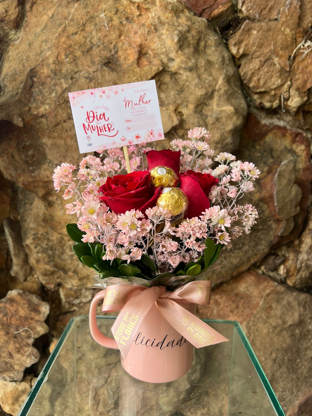 Arranjo Caneca com 3 rosas e chocolate Dia da Mulher 1