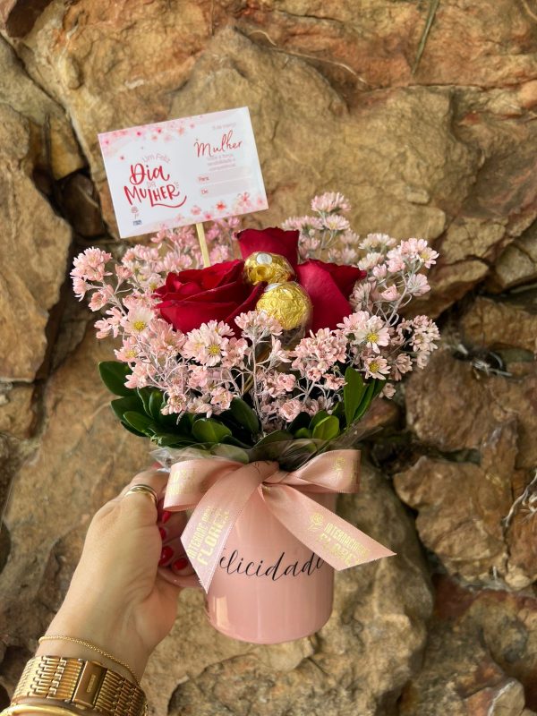 Arranjo Caneca com 3 rosas e chocolate Dia da Mulher
