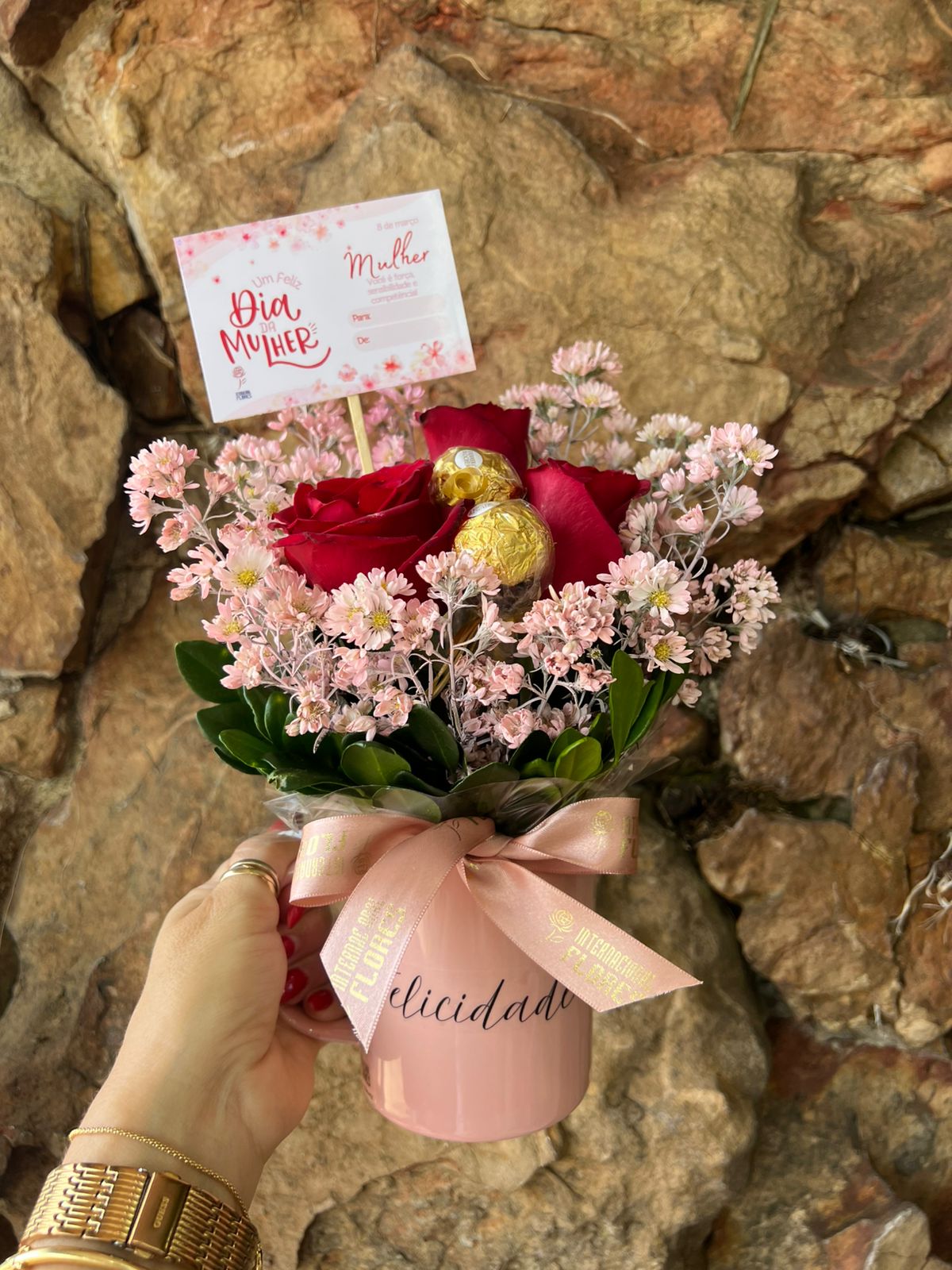 Arranjo Caneca com 3 rosas e chocolate Dia da Mulher 2