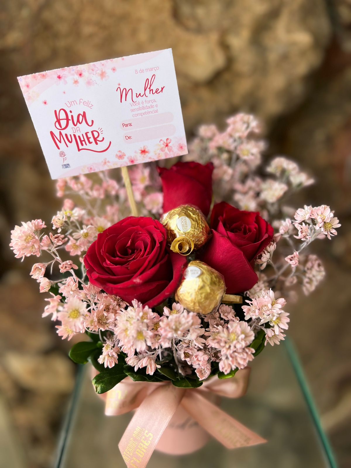 Arranjo Caneca com 3 rosas e chocolate Dia da Mulher 3