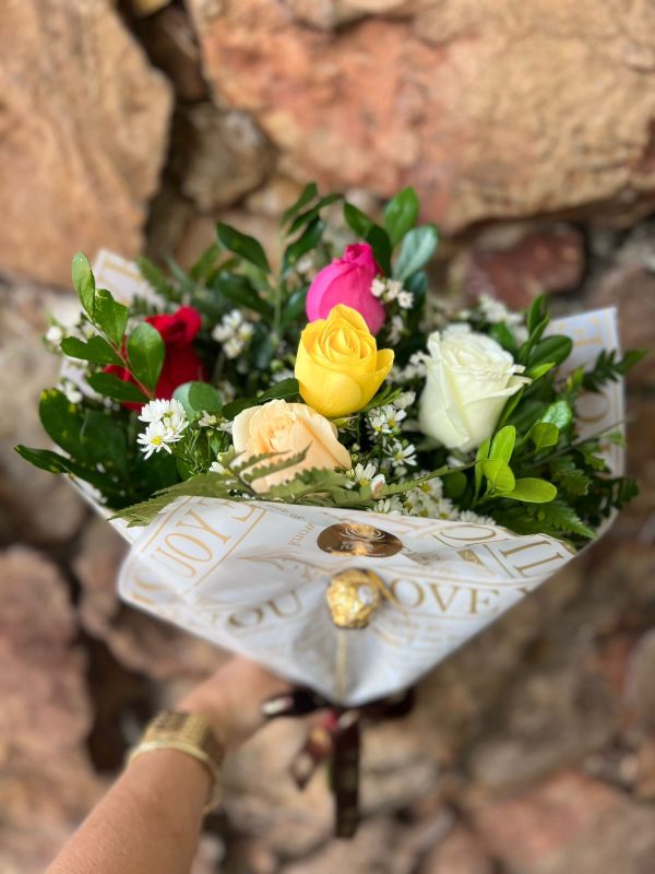 Buquê 5 Rosas Coloridas com Chocolate