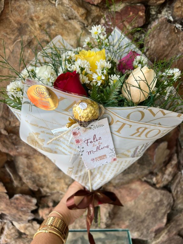 Buquê 5 Rosas Coloridas com Chocolate e Tag ecológica “Feliz Dia das Mulheres”