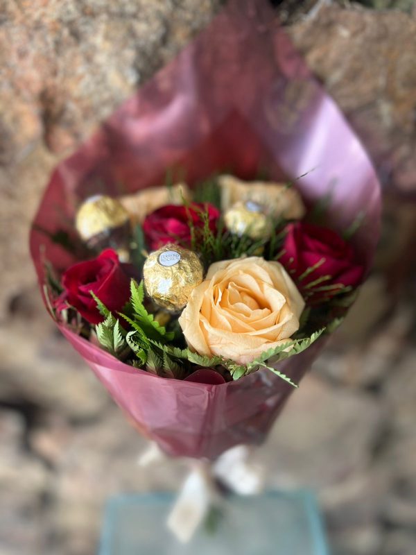 Buquê 6 Rosas nacional Bicolor com Chocolate