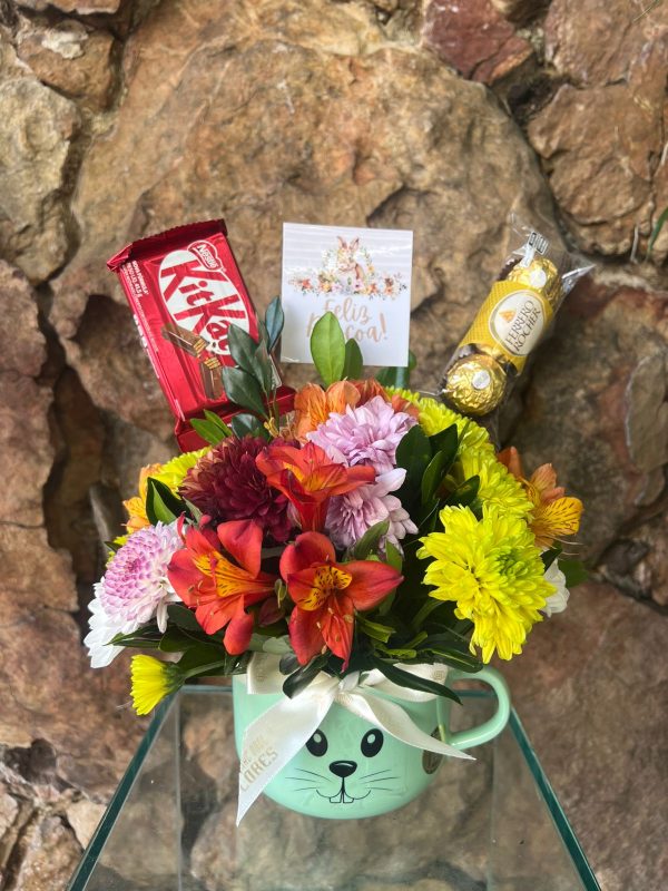 Arranjo caneca jumbo Páscoa flores mistas