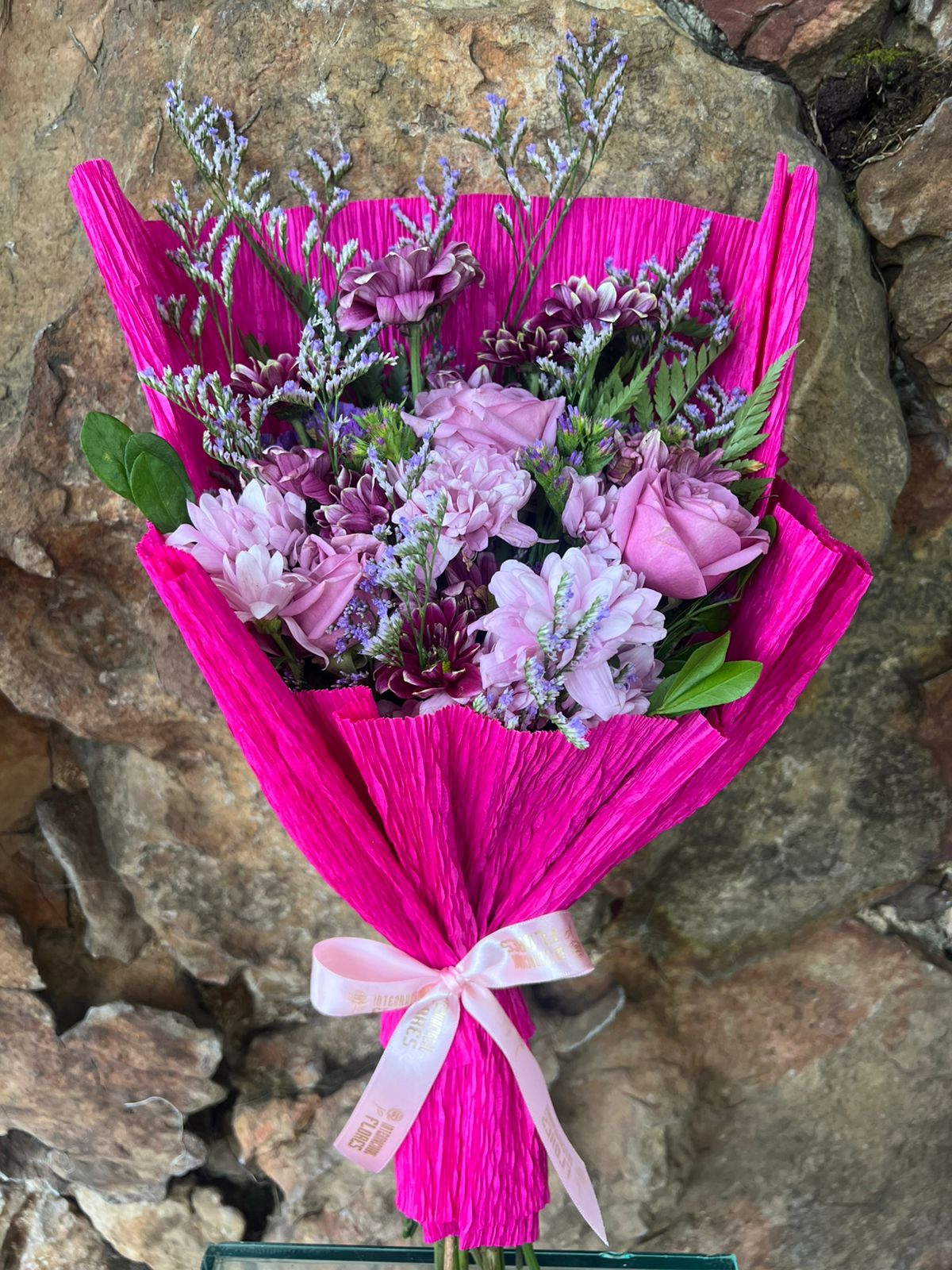 Buquê braçada flores mistas Rosa e Lilás 1