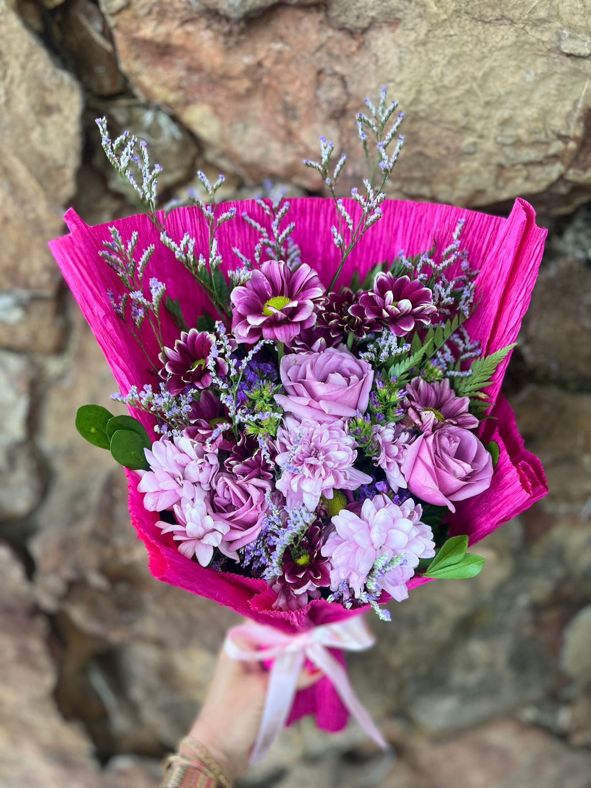 Buquê braçada flores mistas Rosa e Lilás 2