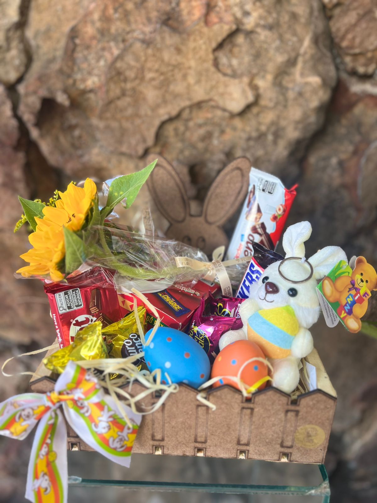 Cesta Páscoa Girassol, Chocolates e Chaveiro 1
