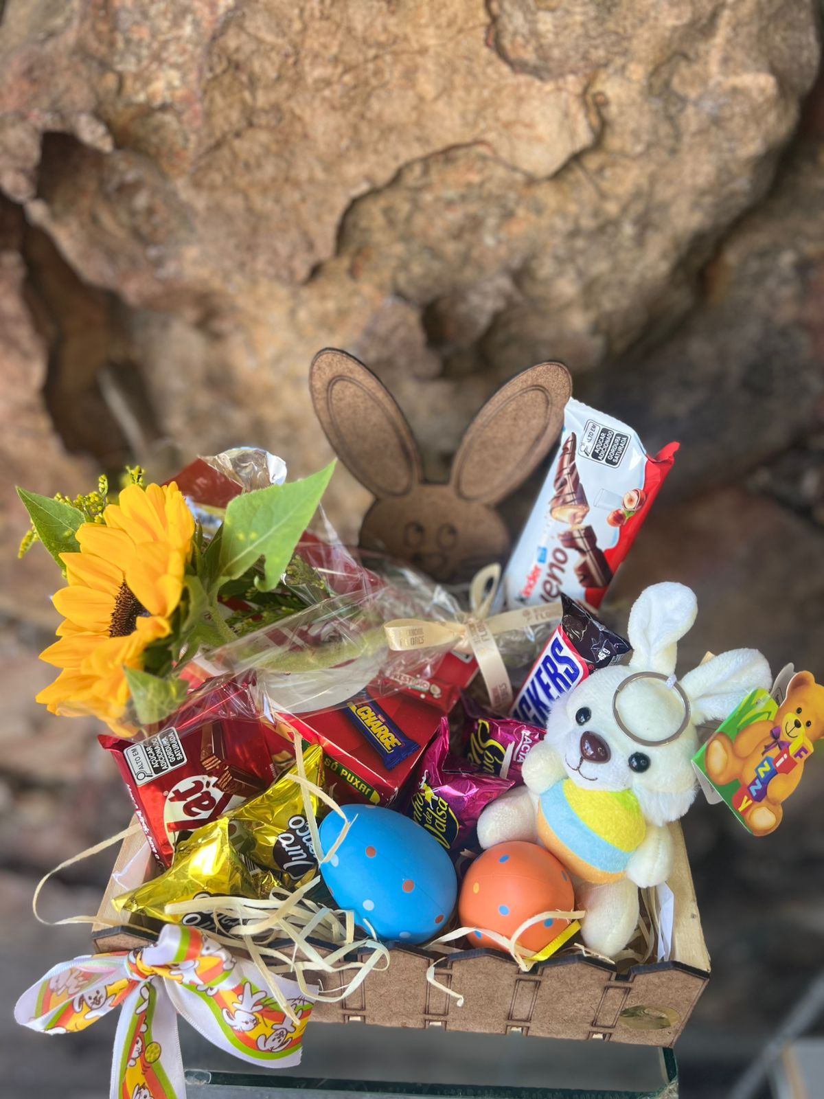 Cesta Páscoa Girassol, Chocolates e Chaveiro 2