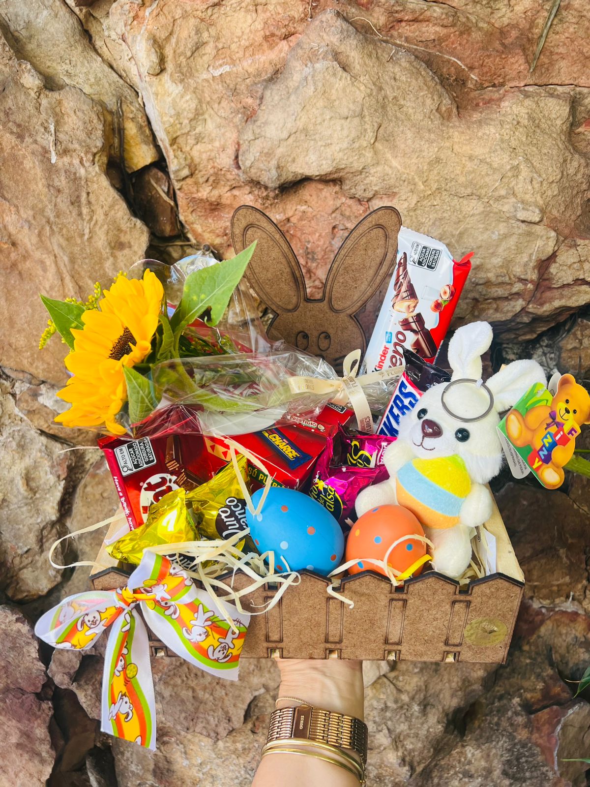 Cesta Páscoa Girassol, Chocolates e Chaveiro 3