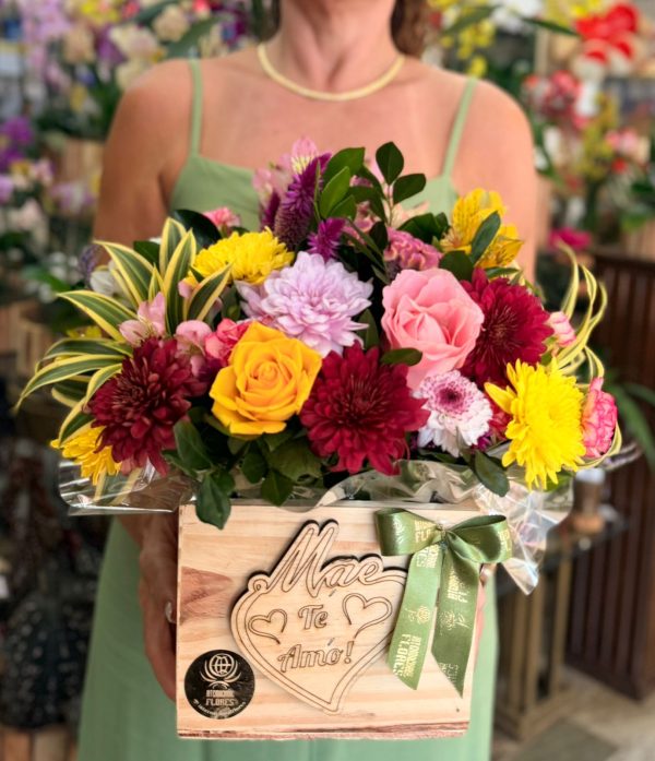 ARRANJO FLORES NOBRES COLORIDAS "MÃE TE AMO"
