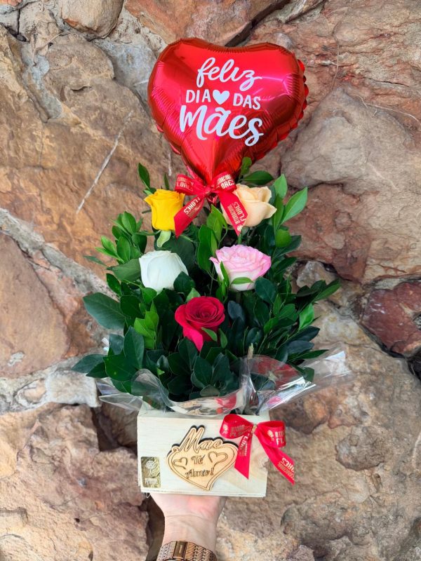 ARRANJO ROSAS COLORIDAS E BALÃO "MÃE"