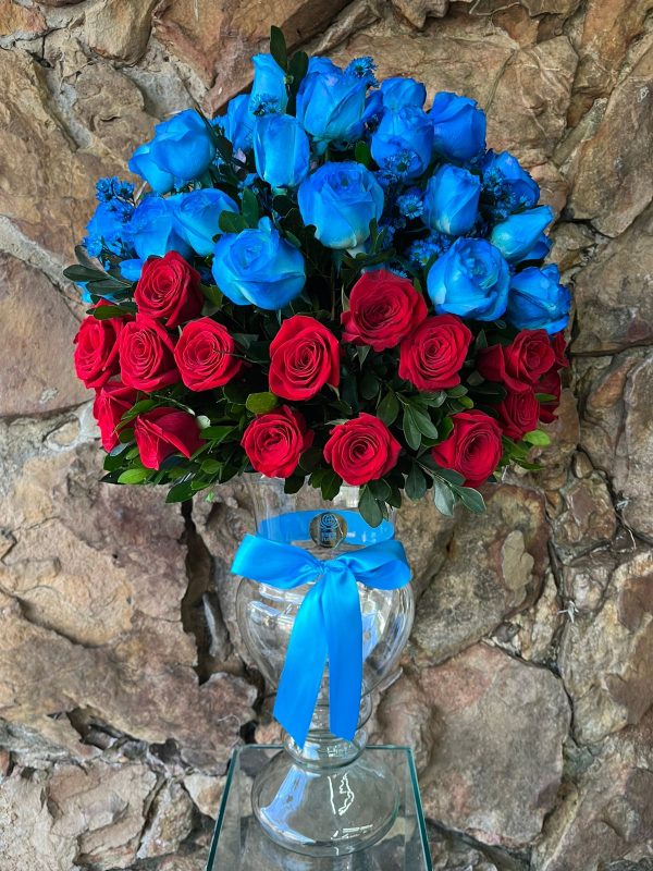 Arranjo Redondo Grande com Rosas Vermelhas e Azuis no Vidro