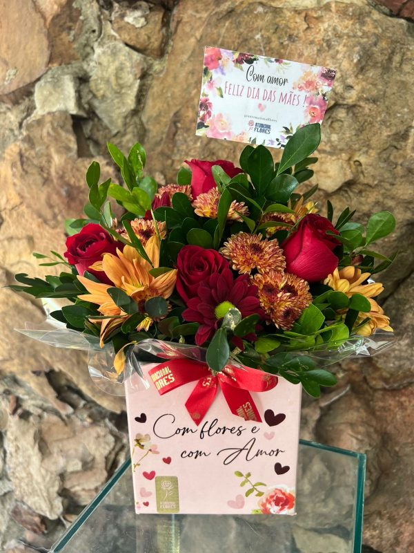 Arranjo Rosas e Campo Dia das Mães “Com Flores e com Amor”