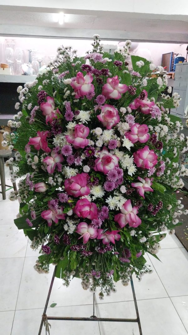coroa fúnebre com rosas cor de rosa