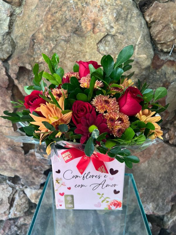 Arranjo Rosas e Campo Box Dia das Mães “Com Flores e com Amor”