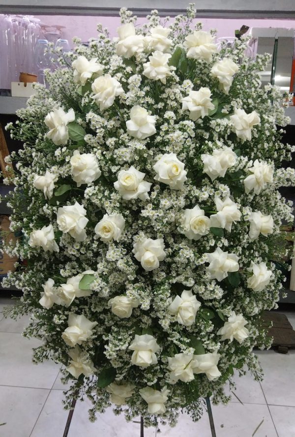 coroa fúnebre com rosas brancas