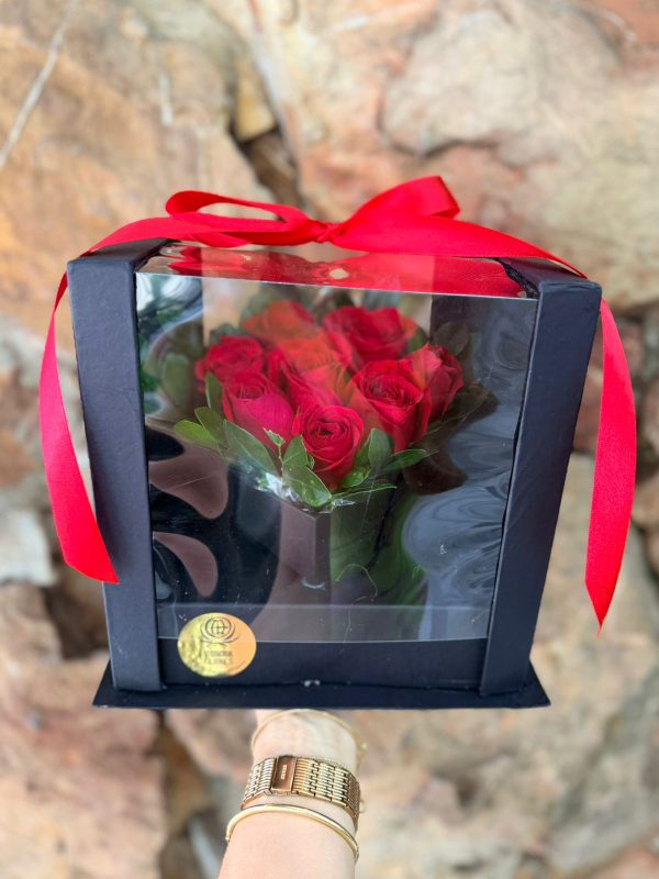 Arranjo Rosas em Caixa Coração com Visor