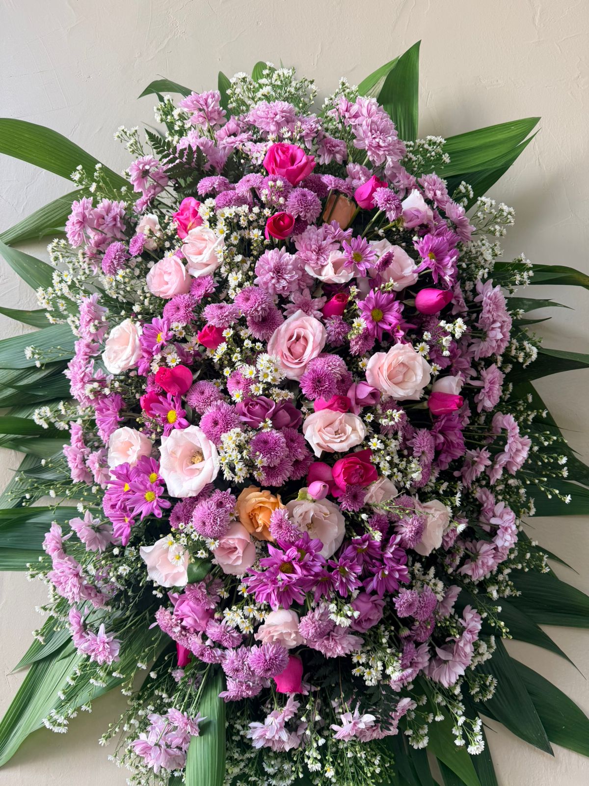 COROA DE FLORES MISTAS ROSADA