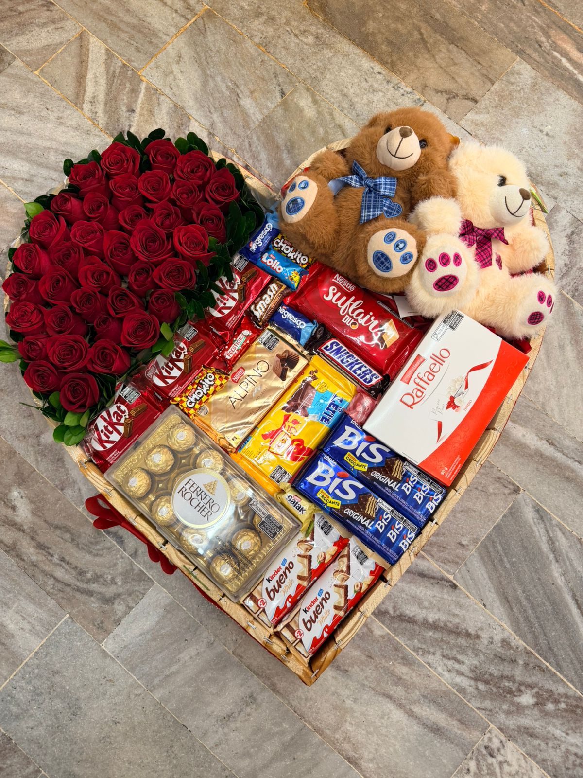 Coração Gigante Chocolates e Rosas com Casal de Pelúcia 1