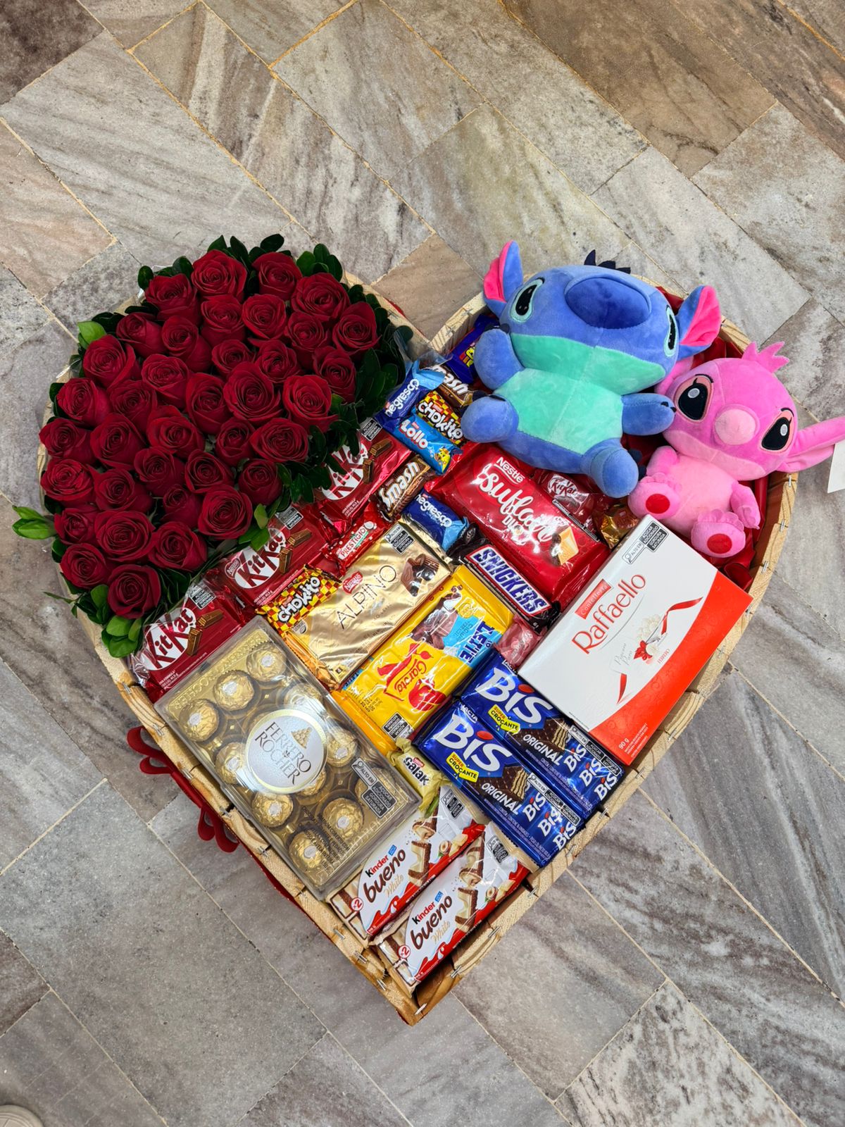 Coração Gigante Chocolates e Rosas com Stitch e Angel 3