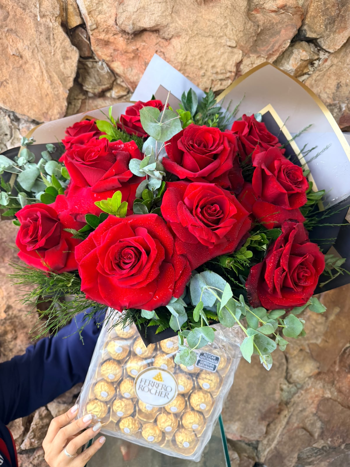 Buquê 10 Rosas Importadas “Prime” vermelha com Ferrero Rocher T24 1